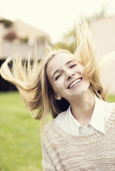 Porträt eines glücklichen jungen Mädchens, das sich die Haare zuwirft - MASF06091