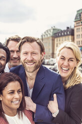 Porträt einer fröhlichen Gruppe von Geschäftsleuten, die im Freien zusammenstehen - MASF06130