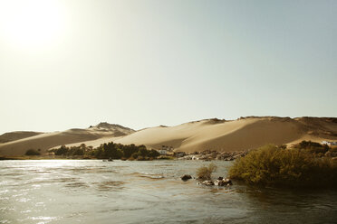 Aussicht auf den Nil durch eine Sanddüne gegen den klaren Himmel in Assuan an einem sonnigen Tag - CAVF44695