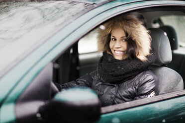 Porträt einer Frau im Auto im Winter - CAVF44744