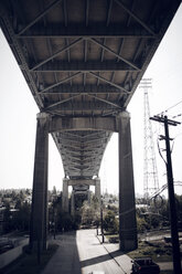Niedriger Winkel Ansicht der Brücke über die Straße gegen klaren Himmel - CAVF44755