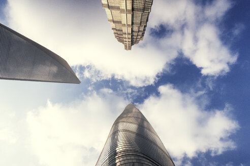 Niedriger Blickwinkel auf den Shanghai Tower mit dem Shanghai World Financial Center und dem Jin Mao Tower gegen den Himmel - CAVF44763