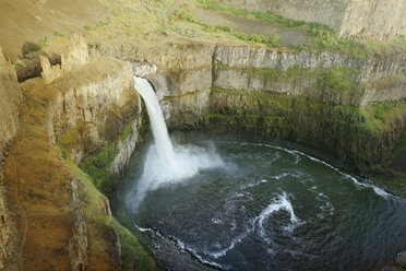 Blick von oben auf den Wasserfall und die Felsformationen - CAVF44769