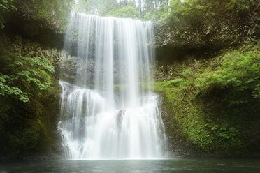 Unscharfe Bewegung des Wasserfalls im Silver Falls State Park - CAVF44771