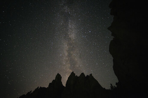 Niedriger Blickwinkel auf die Silhouette von Felsformationen gegen den Himmel mit Sternenfeld im Smith Rock State Park - CAVF44785