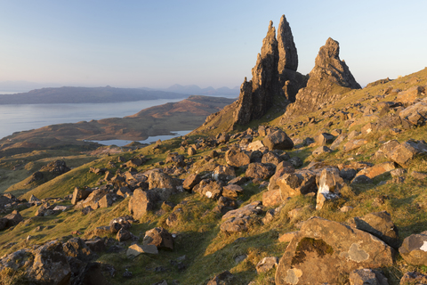 Felsen auf einem Hügel am Meer gegen den Himmel, lizenzfreies Stockfoto