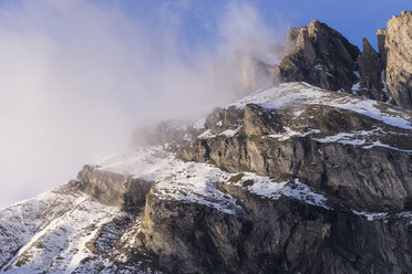 Blick auf einen schneebedeckten Berg, der mit Wolken bedeckt ist - CAVF44797