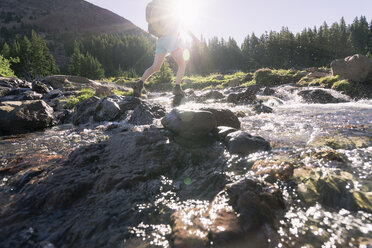 Niedriger Ausschnitt einer Wanderin, die auf Felsen am Blue River läuft - CAVF44799