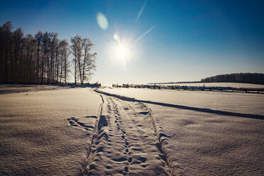 Landschaftliche Ansicht eines schneebedeckten Feldes gegen den Himmel an einem sonnigen Tag - CAVF44827