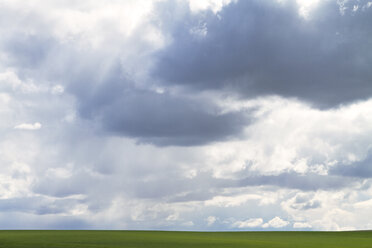 Landschaftliche Ansicht der Wolkenlandschaft über dem Land - CAVF44922