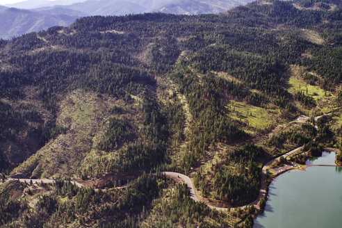 Hoher Blickwinkel auf Bäume auf Bergen - CAVF44925