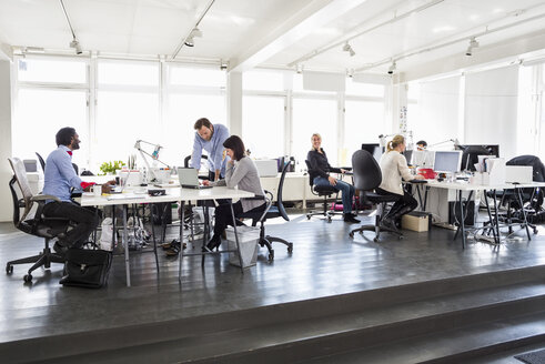 Multiethnische Gruppe von Geschäftsleuten bei der Arbeit im Büro - MASF06192