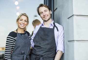 Mittlere erwachsene selbstbewusste Besitzer stehen am Eingang des Restaurants - MASF06260