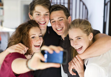 Glückliche junge Freunde nehmen Selbstporträt durch Handy - MASF06295