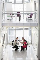 Hohe Winkel Ansicht der Geschäftsleute diskutieren am Schreibtisch im Büro - MASF06300