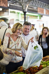 Glückliches Paar beim Einkaufen auf dem Gemüsemarkt - MASF06360