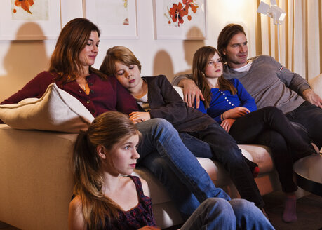 Fünfköpfige Familie beim Fernsehen im Wohnzimmer - MASF06451