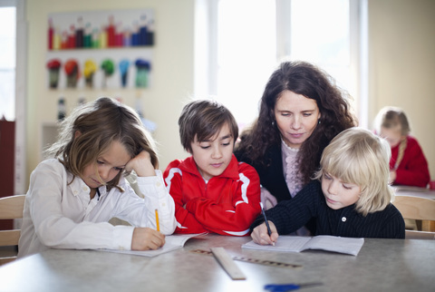 Lehrer und Schüler im Klassenzimmer, lizenzfreies Stockfoto