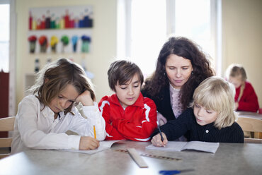 Lehrer und Schüler im Klassenzimmer - MASF06480