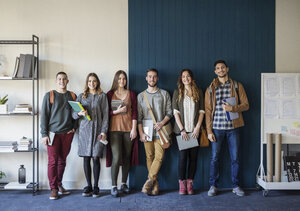 Porträt von Freunden, die im Klassenzimmer an der Wand stehen - CAVF45008