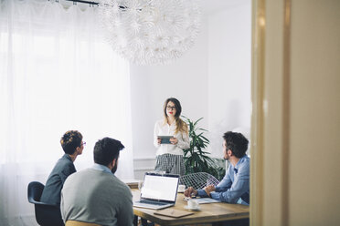 Geschäftsleute, die im Büro diskutieren - CAVF45046