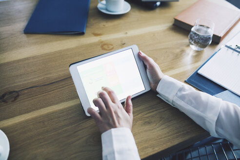 Beschnittenes Bild von Geschäftsfrau mit Tablet-Computer am Tisch im Büro - CAVF45054