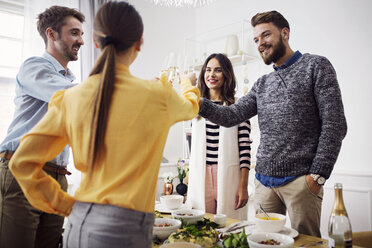 Glückliche Freunde stoßen beim Mittagessen an - CAVF45112