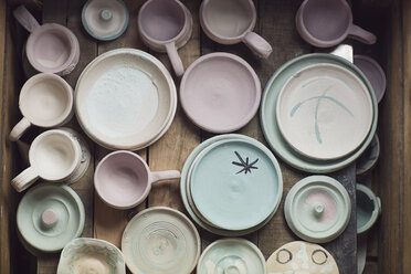 Draufsicht auf verschiedene Keramiken auf dem Tisch in der Werkstatt - CAVF45185