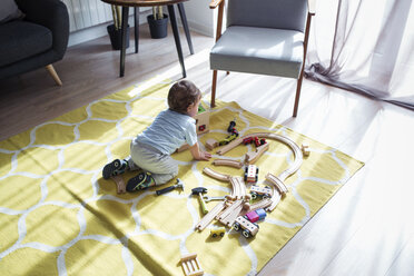 Hohe Winkel Ansicht von Baby-Junge spielt mit Spielzeug Zug zu Hause - CAVF45247