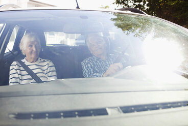 Senior couple sitting in car - MASF06496