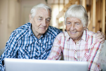 Happy senior couple using laptop - MASF06557