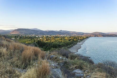 Griechenland, Peloponnes, Arkadien, Blick vom antiken Asini auf den Strand von Plaka und Drepano - MAMF00066