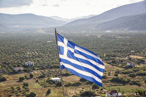 Griechenland, Peloponnes, Arkadien, Paralia Astros, Flagge von Griechenland, Blick auf die fruchtbare Ebene von Astros - MAMF00071