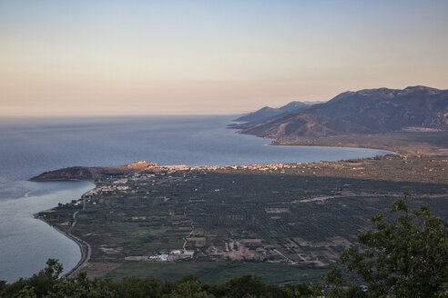 Griechenland, Peloponnes, Arkadien, Paralia Astros, Blick auf Paralia Astros und die fruchtbare Ebene von Astros am Abend - MAMF00072