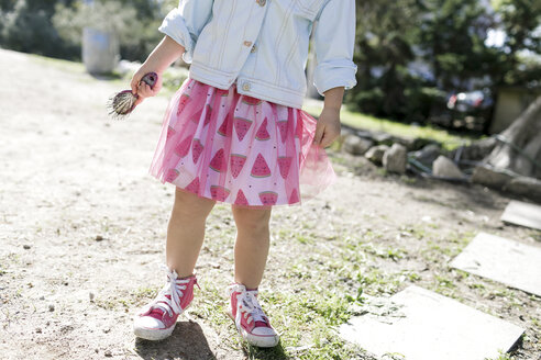 Kleines Mädchen trägt modischen Rock, Teilansicht - KMKF00212
