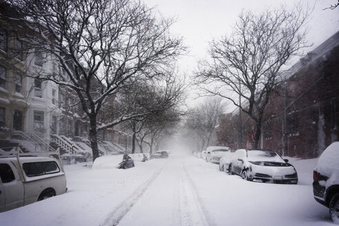 Im Winter mit Schnee bedeckte Autos auf der Straße - CAVF45342