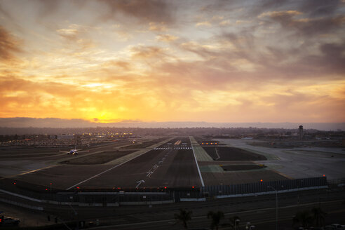 Start- und Landebahn des Flughafens gegen bewölkten Himmel bei Sonnenuntergang - CAVF45343