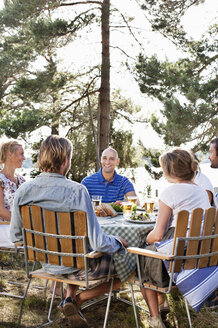 Gruppe von Freunden beim gemeinsamen Essen im Freien - MASF06570