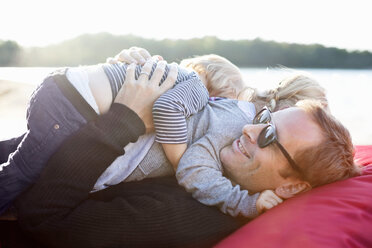 Vater mit zwei Kindern in der freien Natur - MASF06577