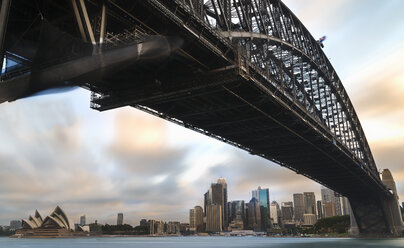 Australien, New South Wales, Sydney, Skyline mit Sydney Opera House und Sydney Harbour Bridge - MKFF00342