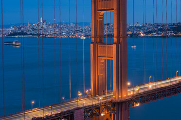 USA, Kalifornien, San Francisco, Golden Gate Bridge und Stadt zur blauen Stunde - MKFF00345