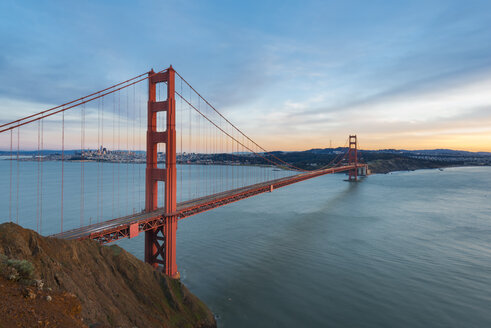 USA, Kalifornien, San Francisco, Golden Gate Bridge bei Sonnenuntergang - MKFF00346