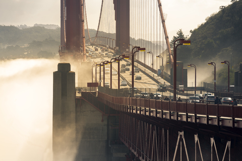 USA, Kalifornien, San Francisco, Golden Gate Bridge und Nebel, lizenzfreies Stockfoto