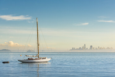 USA, Kalifornien, San Francisco, Segelboot und Skyline - MKFF00350