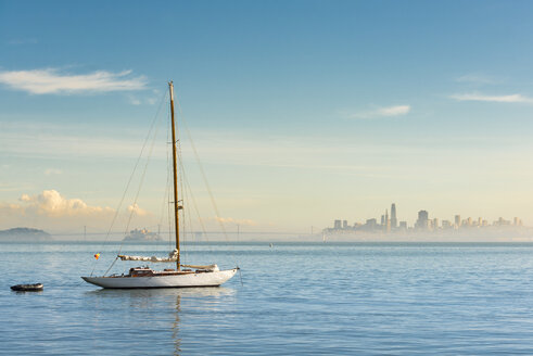 USA, Kalifornien, San Francisco, Segelboot und Skyline - MKFF00350