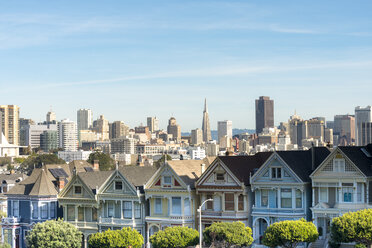 USA, Kalifornien, San Francisco, Painted Ladies, viktorianische Häuser am Alamo Square und San Francisco Skyline mit Transamerica Pyramid - MKFF00352