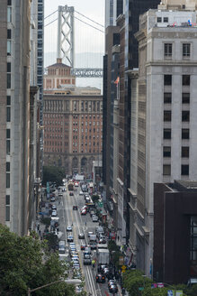 USA, Kalifornien, San Francisco, Kalifornien Straße mit Bay Bridge im Hintergrund - MKFF00353
