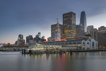 USA, Kalifornien, San Francisco, Ferry House und Financial District am Abend - MKFF00357