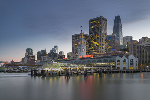 USA, Kalifornien, San Francisco, Ferry House und Financial District am Abend - MKFF00357