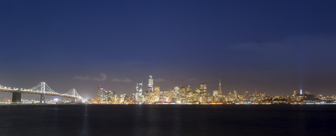 USA, Kalifornien, San Francisco, Golden Gate Bridge, Skyline bei Nacht, gesehen von Treasure Island, lizenzfreies Stockfoto
